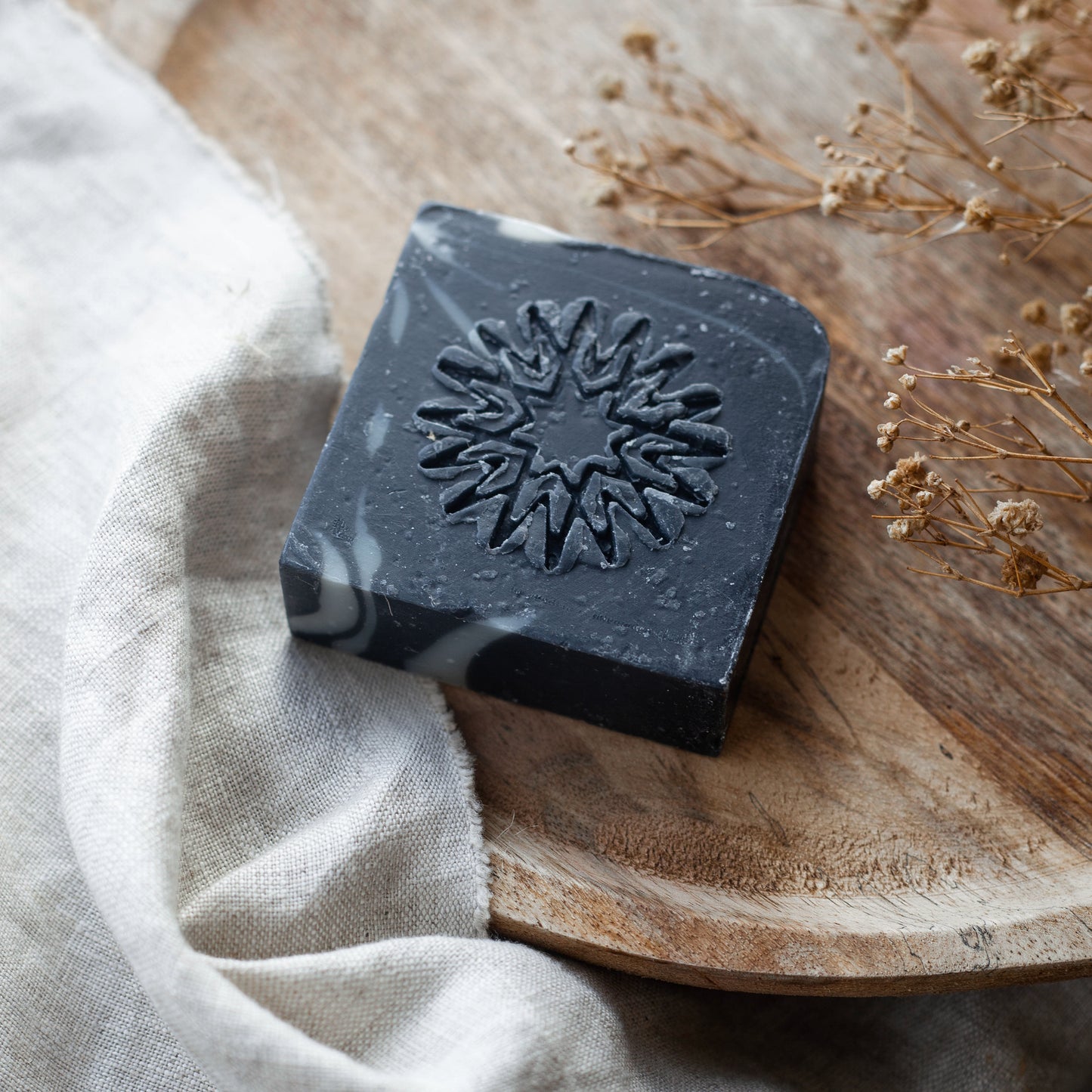 NATURAL CHARCOAL CLEANSING BAR - Lavender & Tea tree